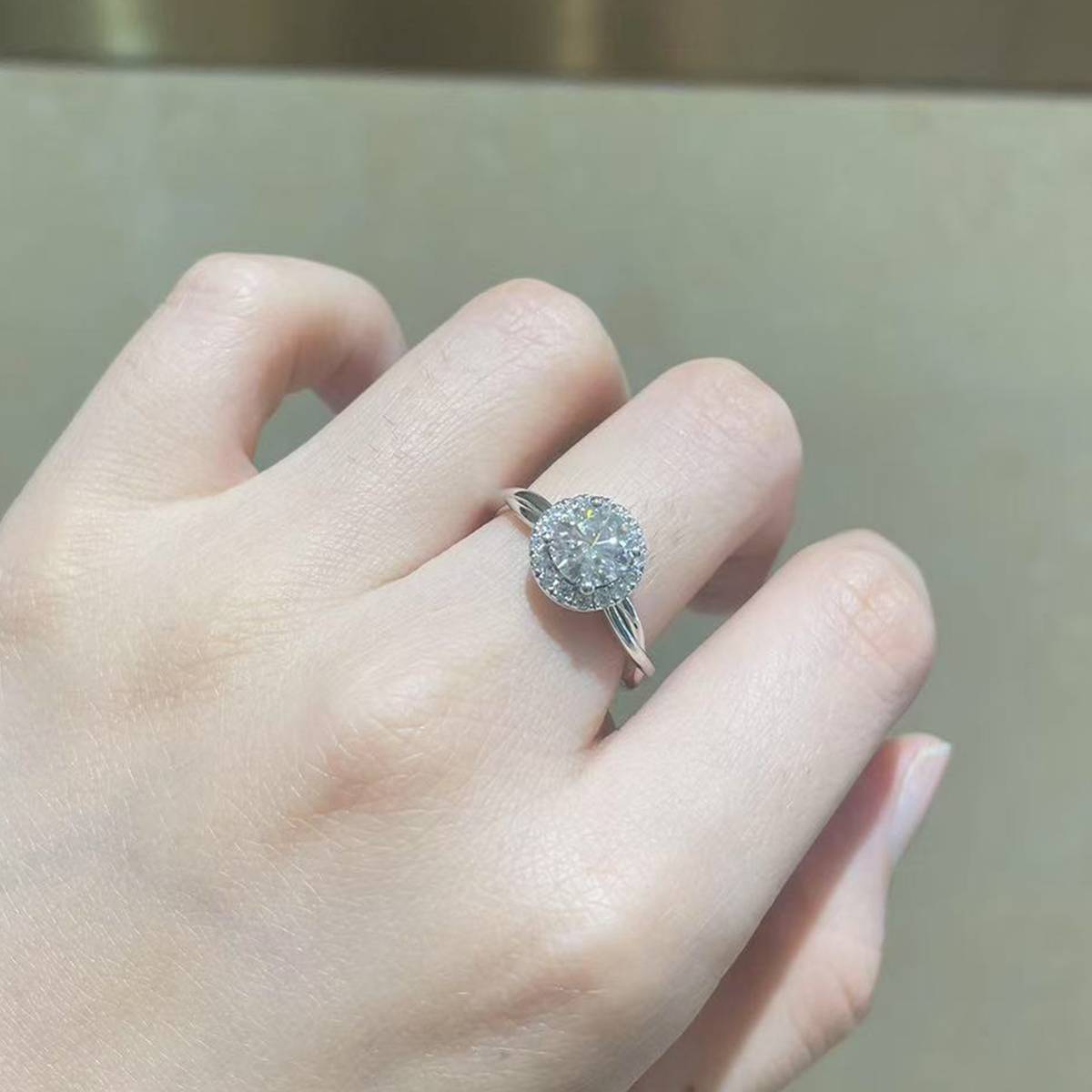 双扭臂圆包女戒S925银镀白金定制选款主石莫桑钻1.0ct/副石高碳钻